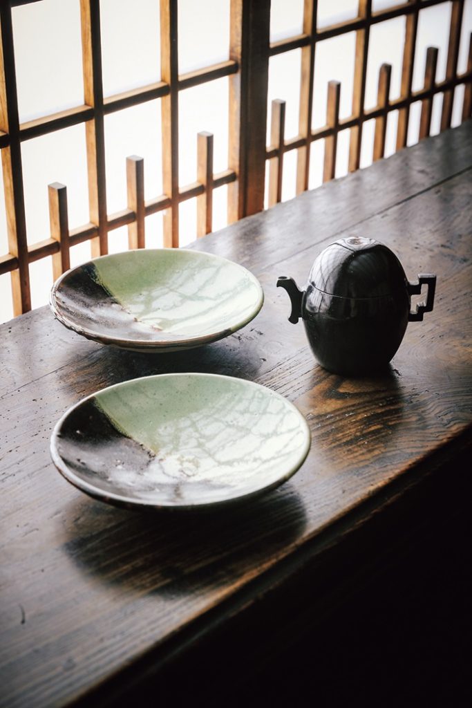 （左2点）緑黒釉掛分皿 因幡牛ノ戸 1931年頃/（右）蝋石製薬煎 朝鮮半島 朝鮮時代 19世紀 いずれも日本民藝館蔵