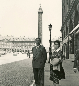 妻・酉子とパリ・ヴァンドーム広場で　1961年（昭和36）
4～6月、「パリ燃ゆ」取材のためヨーロッパを旅行。＊

