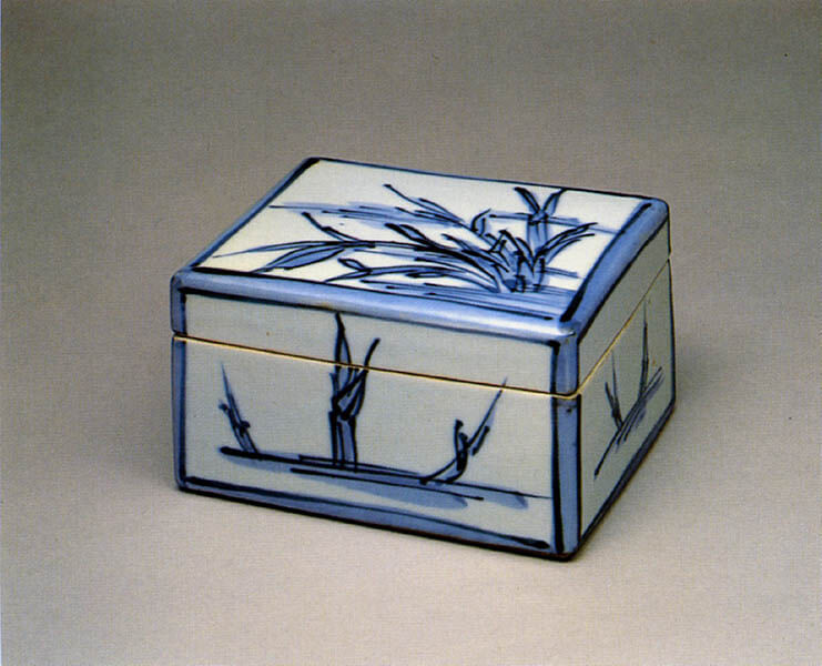 富本憲吉《染付葦絵四角筥》1935年、世田谷美術館蔵

