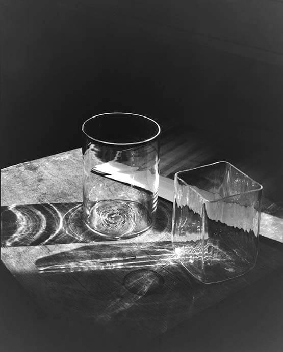 三部正博《イルヴァ・カールグレンのアトリエに佇むガラス食器》2022

