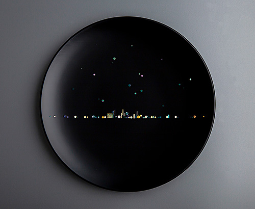 三好かがり（漆芸）
「Twilight Cruise」(径24.5×高さ2.7cm)

彩切貝の皿。織田有楽斎が考案した明月椀（桜文螺鈿）の技法にて制作。夜のクルーズでの印象の風景。