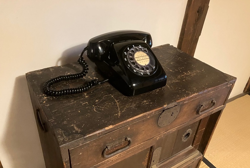 外見の色から「黒電話」と呼ばれた電話機です。数字が書かれた穴に指を入れてダイヤルを回し電話を掛けます。
