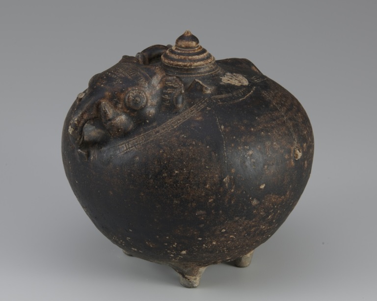 黒褐釉象形壺　カンボジア　12～13世紀
