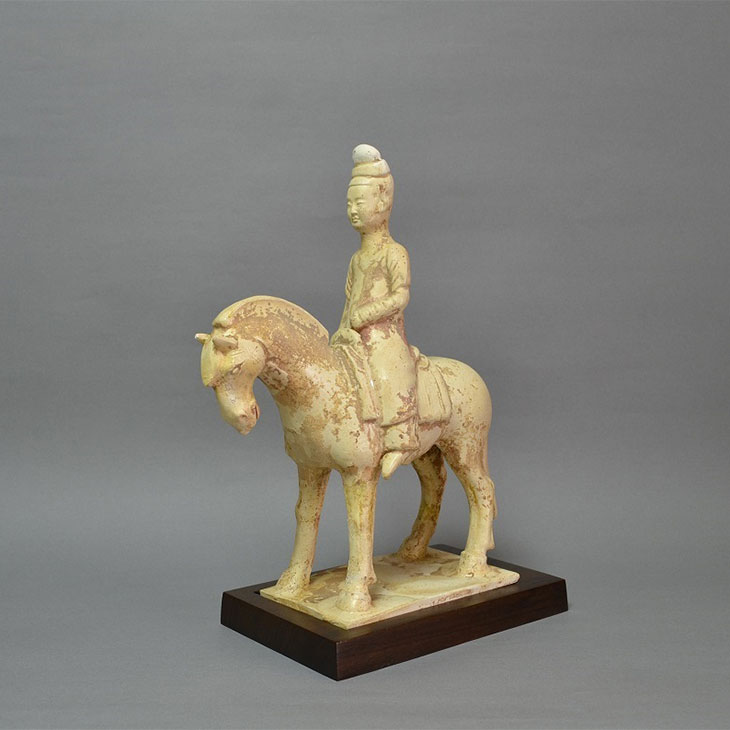 黄釉馬上人物俑
唐時代
サイズ：幅21.8×高さ27.8cm