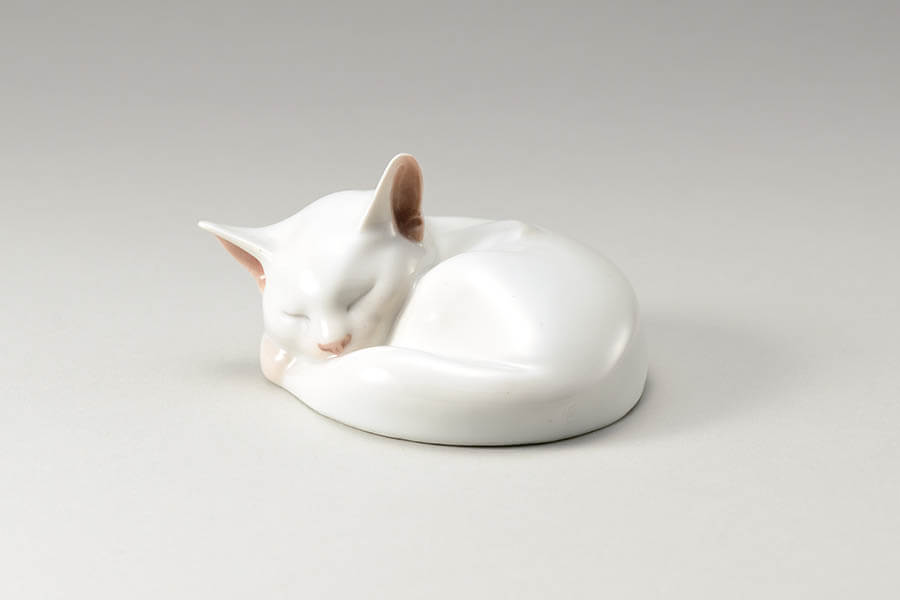 《眠り猫置物》ロイヤル コペンハーゲン　原型：エリック・ニールセン　1923-1928年　塩川コレクション

