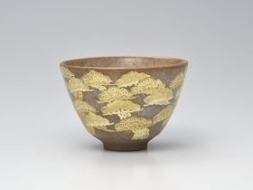 作品名：灰釉松之絵茶碗 サイズ：径11.8×高 8.2㎝