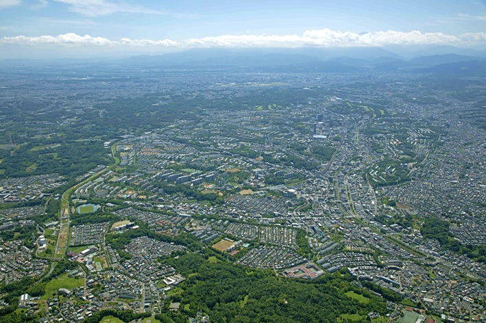 上空から見た多摩ニュータウン（2023年／当館撮影）
