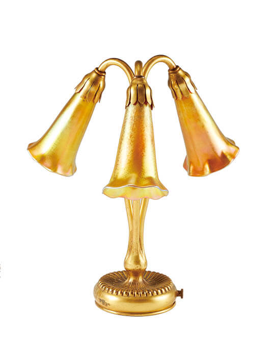 《三輪のリリィの金色ランプ》1901～1925年、ティファニー・スタジオ、
Photo © Brain Trust Inc.