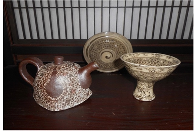 写真左から 「印花文注器」（幅16.5×奥行11×高さ9㎝）、 「印花文鉢」（径16.5×高さ5㎝）、 「印花文馬上杯」（径11×高さ8.5㎝）