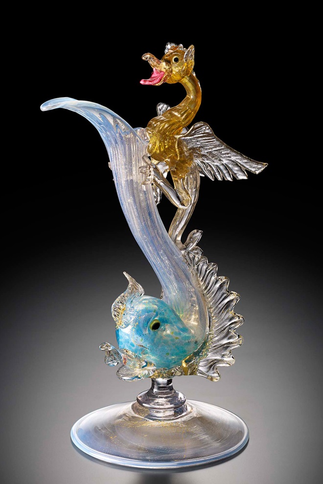 龍装飾ドルフィン形水差
19 世紀　ヴェネチア　
宙吹き、モール装飾、熔着装飾、金箔熔着