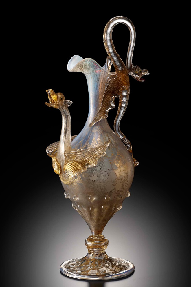 双頭龍装飾水差
19 世紀　ヴェネチア　
宙吹き、型吹き、熔着装飾、金箔熔着