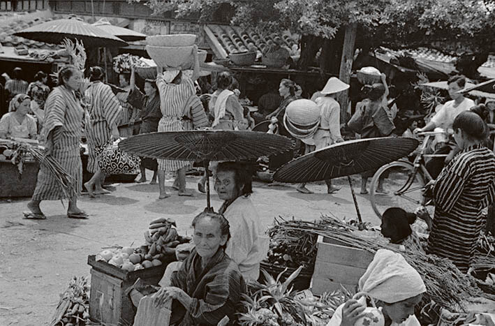 那覇の市場、本通り、沖縄、1936年　© Naoko Kimura

