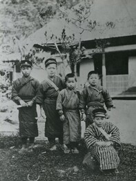 写真　金津村時代の笹岡了一（左から２番目）