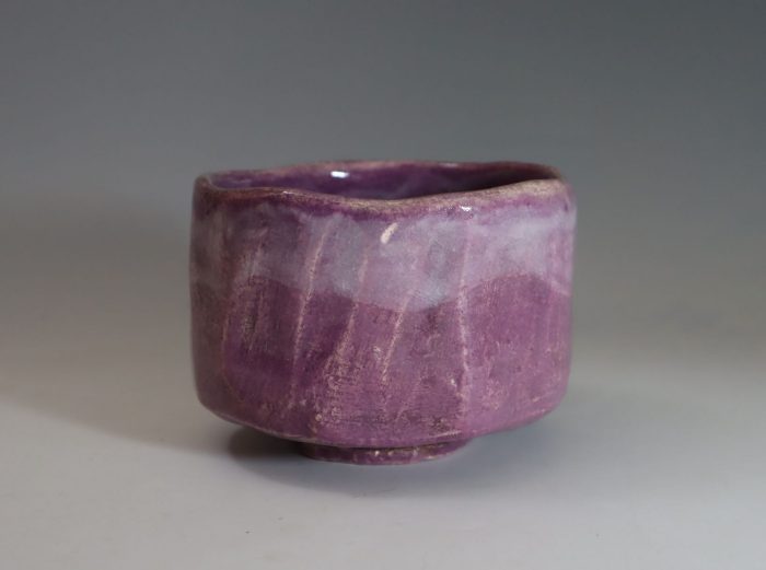 紫釉茶盌

直径11.0cm×高さ8.0cm