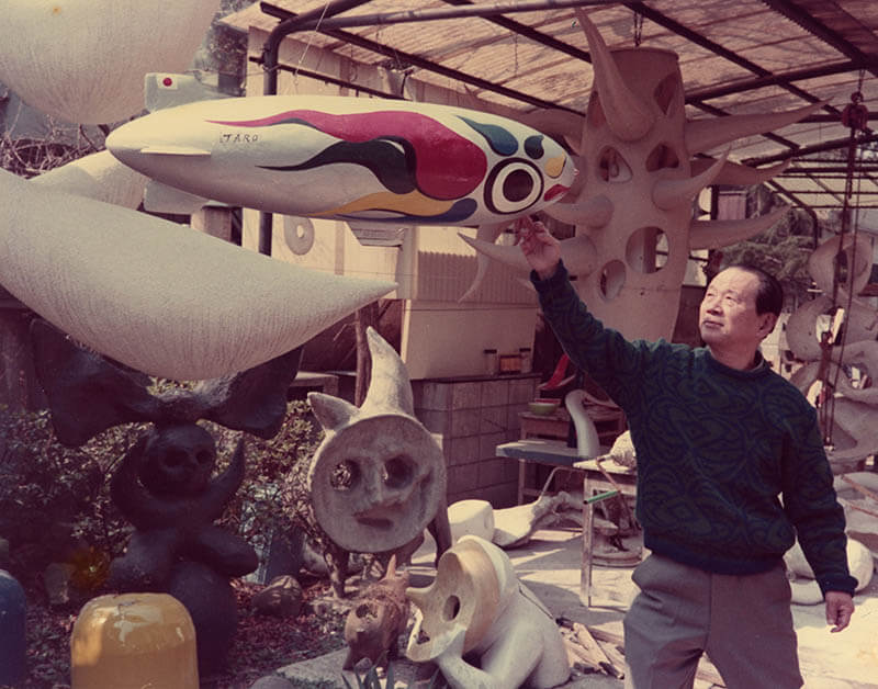 飛行船《レインボー号》模型制作中の岡本太郎（1973年）