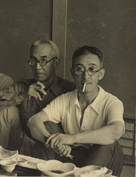 山口蓬春(右)と藤田嗣治
写真(部分)
昭和17年(1942)
阿部徹雄撮影