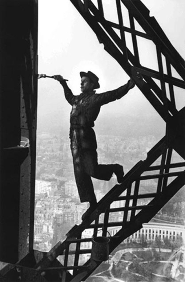 エッフェル塔のペンキ工、パリ　1953年