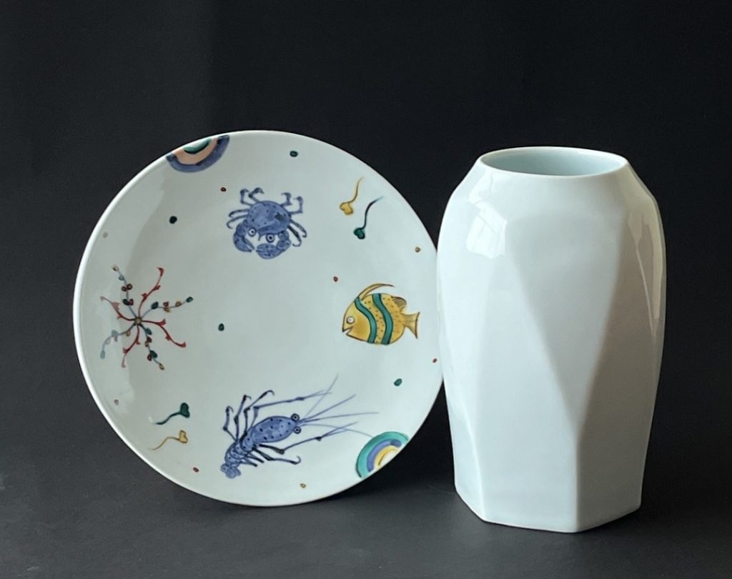 「色絵海遊文八寸皿」 25×25×高さ3.5cm「白磁面取花瓶」 14×14×高さ22cm