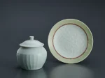左から 「白磁鎬手蓋物」（径15.5×高さ16.5cm） 「緑釉彩影青唐草文八寸皿」 （径24.5×高さ4.3cm）