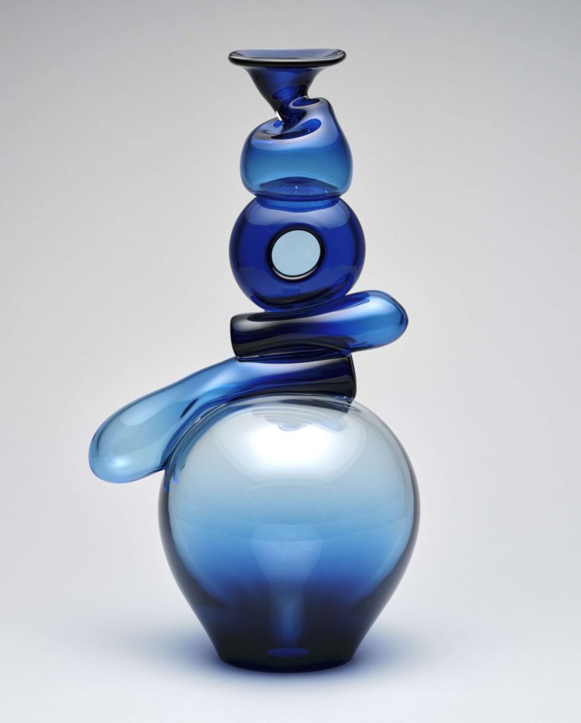 小林貢《青のコンポジション’90》1990年、ガラス、市立伊丹ミュージアム蔵