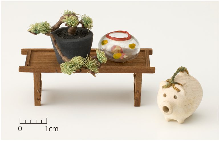 縁台に盆栽と金魚鉢、蚊やり豚 大正時代～昭和時代前期
　
