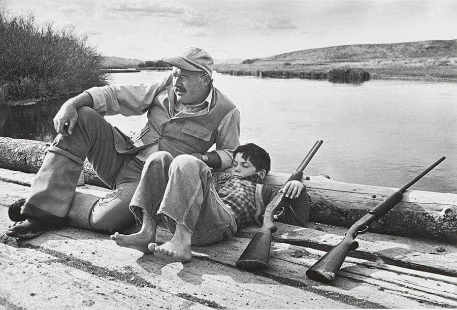 キジ狩りの合間に休息するアーネスト・ヘミングウェイと息子グレゴリー、サン・ヴァレー、アイダホ、アメリカ
1941年10月　ロバート・キャパ　東京富士美術館蔵