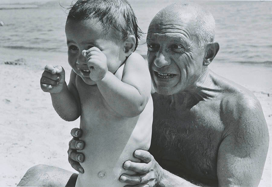 海岸のパブロ・ピカソと息子クロード、ゴルフ＝ジュアン、フランス
1948年8月　ロバート・キャパ　東京富士美術館蔵