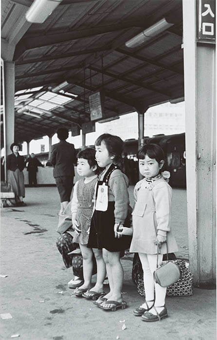 東京駅のプラットホームで一緒に電車を待つ子どもたち、東京、日本　1954年4月　ロバート・キャパ　東京富士美術館蔵