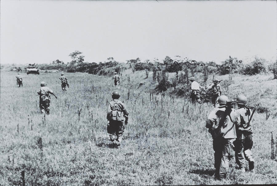 ナムディンからタイビンへの道、キャパが地雷を踏む直前に撮った最後の写真、ベトナム
1954年5月25日　ロバート・キャパ　東京富士美術館蔵
