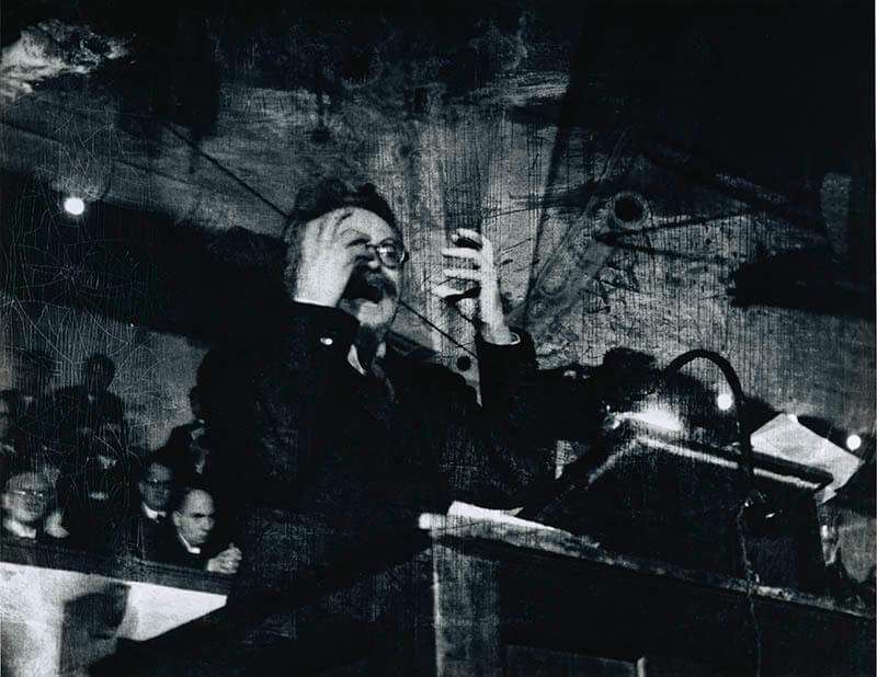 デンマークの学生にロシア革命史について講演するレオン・トロツキー、コペンハーゲン、デンマーク
1932年11月27日　ロバート・キャパ　東京富士美術館蔵