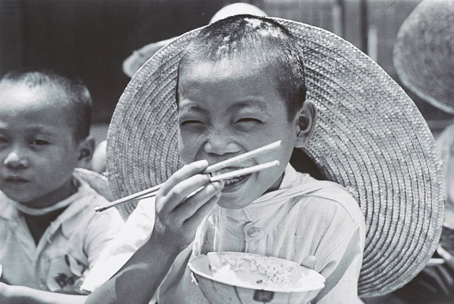 箸を持つ子ども、広東市近郊の孤児院、中国
1938年7-8月　ロバート・キャパ　東京富士美術館蔵