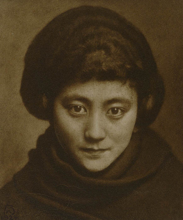 吉川富三《女の顔》1924年 ゴム印画 東京都写真美術館蔵