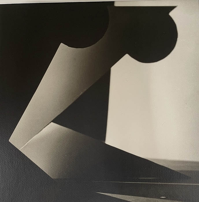 ヤロスラフ・レスラー《器のある静物、プラハ》1924年 ゼラチン・シルバー・プリント 東京都写真美術館蔵