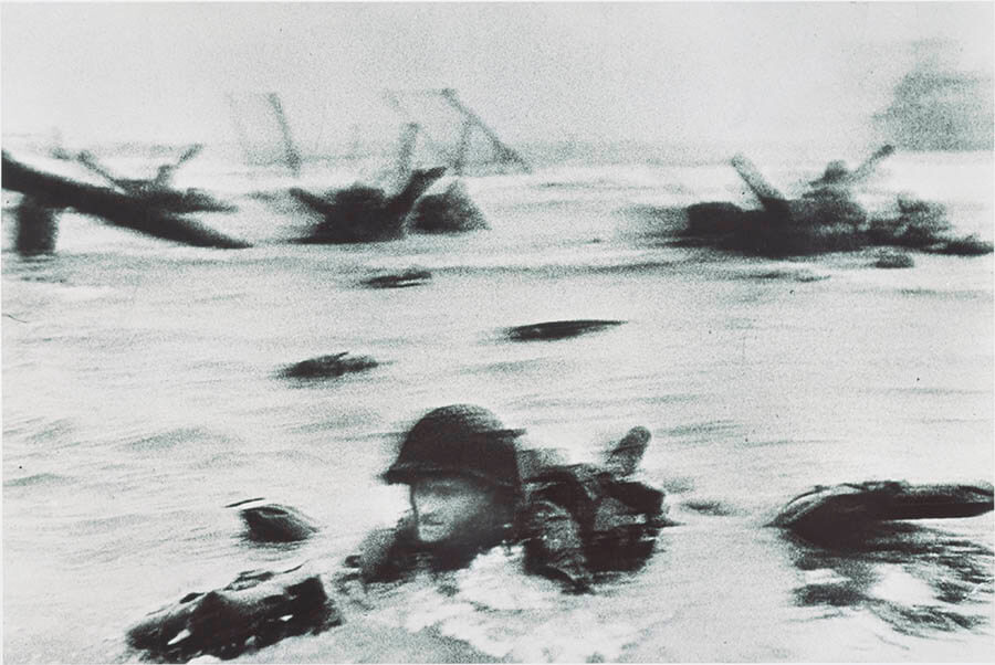 オマハ・ビーチに上陸するアメリカ軍、Dデイ、ノルマンディー、フランス
1944年6月6日　ロバート・キャパ　東京富士美術館蔵
