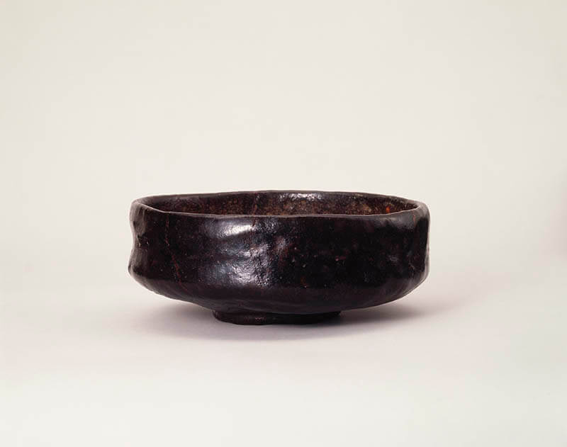 黒楽平茶碗　長次郎作　1口　桃山時代・16世紀　三井記念美術館蔵