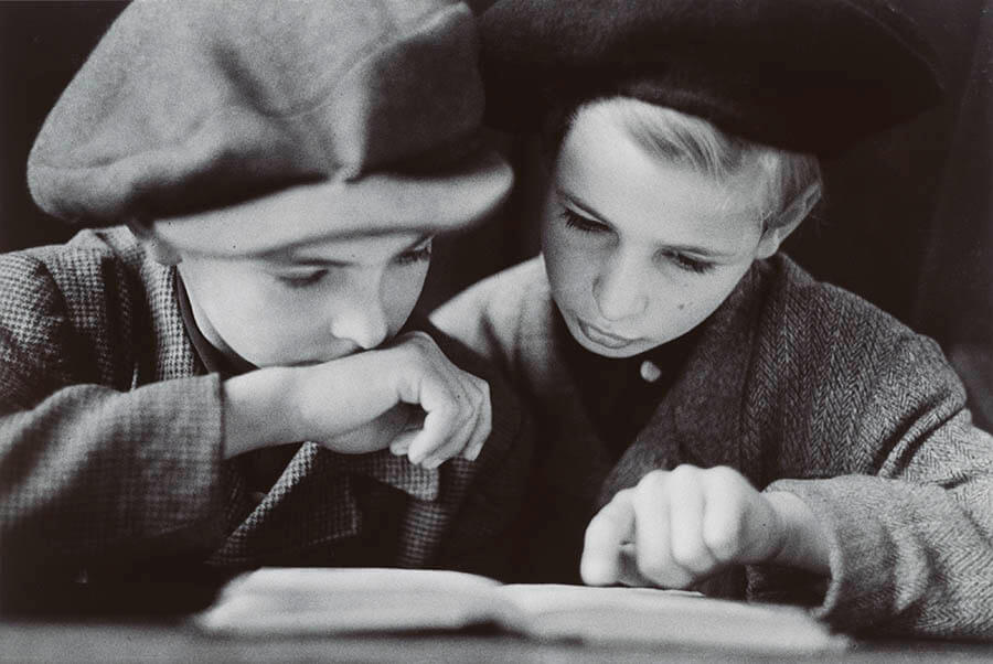 938年以来初めてユダヤ教会で行われたロシュ・ハシャナ礼拝式で読書する少年たち、ベルリン、ドイツ
1945年9月7日　ロバート・キャパ　東京富士美術館蔵