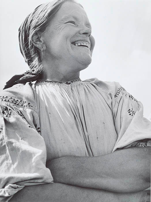 集団農場の微笑む女、ウクライナ
1947年8月　ロバート・キャパ　東京富士美術館蔵