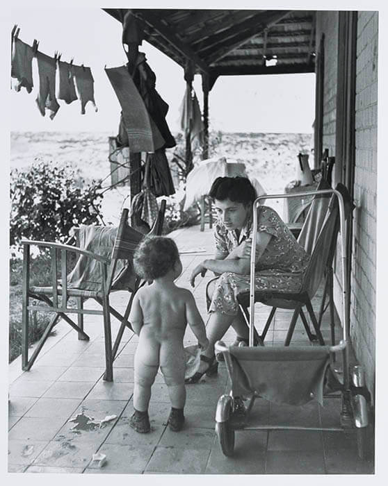 母親と赤ちゃん、ネゲヴ砂漠北部のネグバ・キブツ、イスラエル
1949年　ロバート・キャパ　東京富士美術館蔵