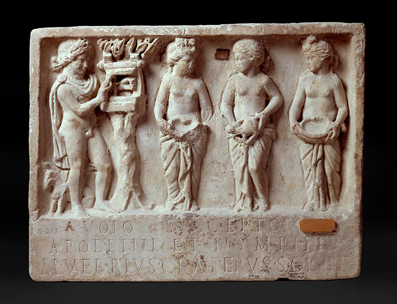 アポロとニンフへの奉納浮彫　2世紀　ナポリ国立考古学博物館
Photo © Luciano and Marco Pedicini（通期）