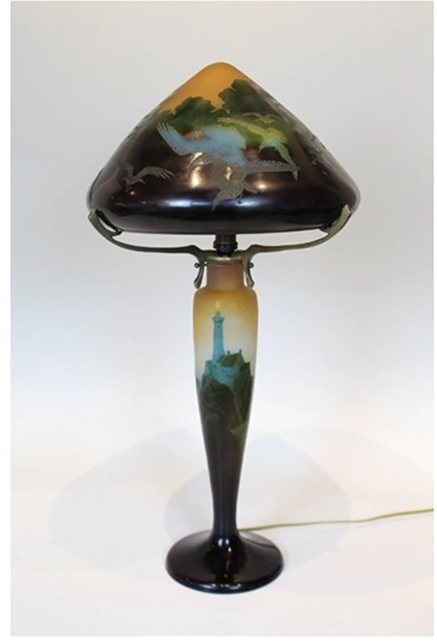 エミール・ガレ「カモメに海岸風景文ランプ」
（高さ63㎝、1920年頃制作）