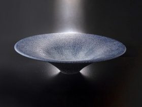 作品名：彩陶象嵌点描文鉢「群青の海」 サイズ：径54 ×高13.7cm
