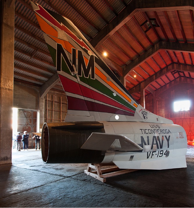 原口典之《F-8E CRUSADER》（「十字路－CROSSROAD」ART BASE 百島広島での展示風景）2014年 ©ART BASE MOMOSHIMA
