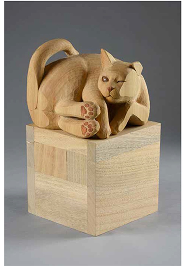 「20cm立法の中の猫-B」 （木彫、約幅20×奥行20×高さ40cm）