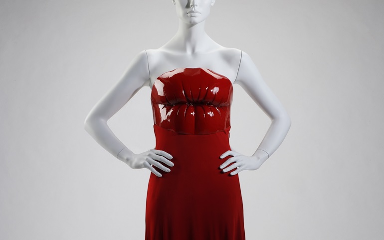 ロエベ／ジョナサン・アンダーソン《ドレス（部分）》2022年秋冬、©京都服飾文化研究財団撮影：来田猛