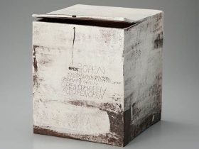 八木一夫「白い箱OPENOPEN」1970年　京都国立近代美術館　w23.0×d23.0×h29.0㎝