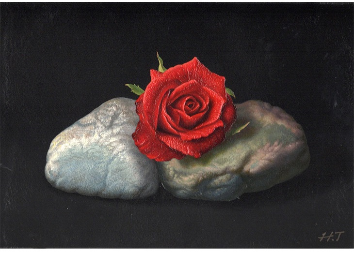 石と薔薇
得意なモチーフの一つ、柔らかい花びらと重く硬い石を対比し表現しました。

サイズ：SM