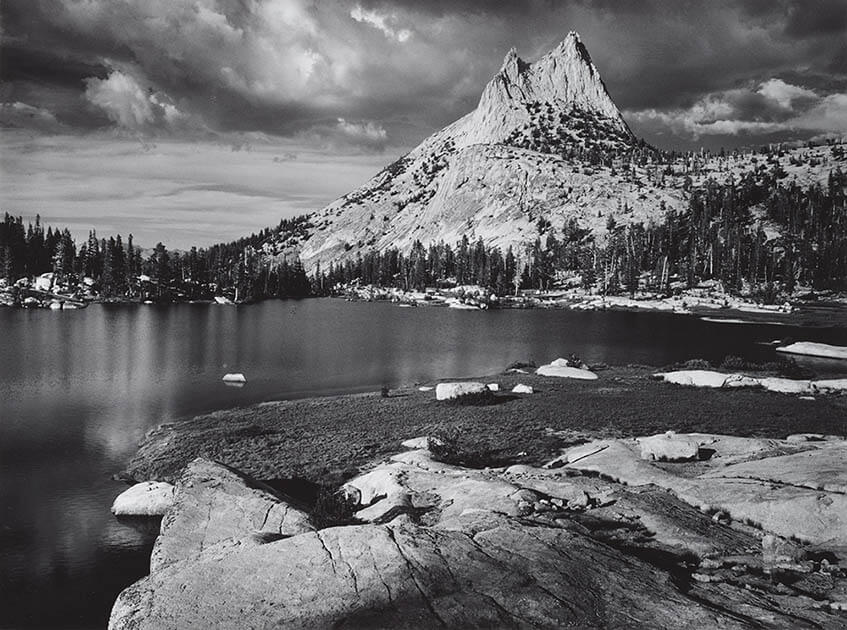 アンセル・アダムス《カテドラルピークと湖, ヨセミテ国立公園, カリフォルニア, 1960年頃》
© The Ansel Adams Publishing Rights Trust