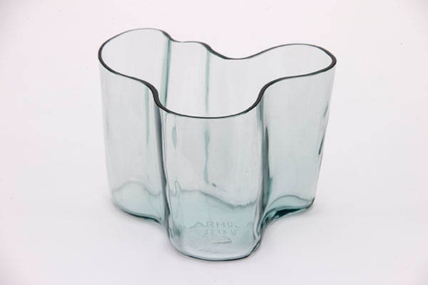 アルヴァ・アアルト《花瓶「サヴォイ」ベース》1937年/オリジナルデザイン1936-37年、カルフラ／イッタラ、スコープ蔵、撮影：八田政玄、画像提供：世界文化社