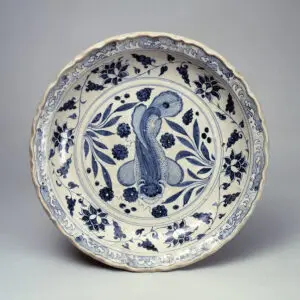 青花鯰藻文輪花盤　14～15世紀