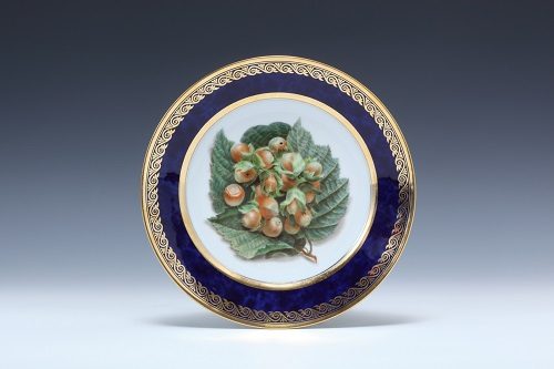 「セーブル　ブルーラピ金彩ヘーゼルナッツ図飾皿」

1825年

直径23,5㎝　